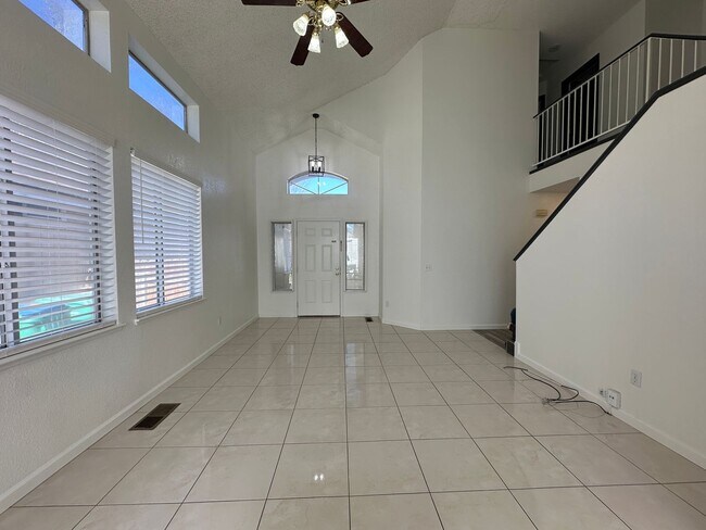Foto del edificio - Spacious 3 Bedroom, 2.5 Bath 2 Car Garage