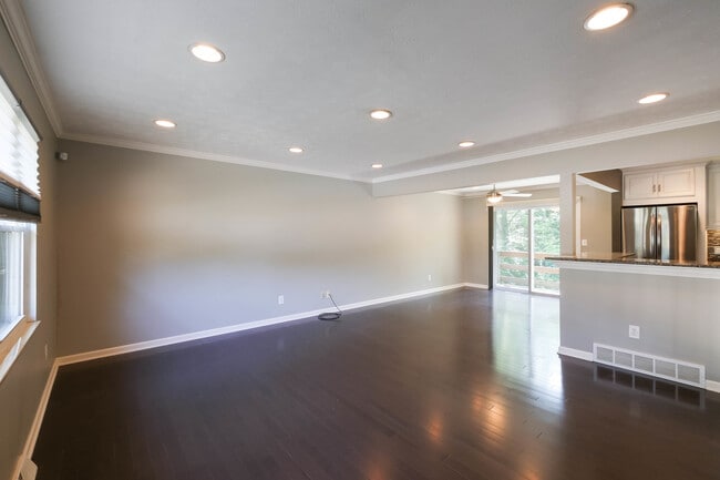 Building Photo - Renovated Singe Family Bi-Level near South Euclid / Lyndhurst Border!