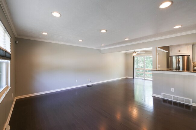 Foto del edificio - Renovated Singe Family Bi-Level near South Euclid / Lyndhurst Border!