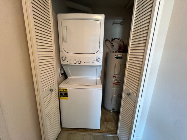 Building Photo - 801 South Street 2-bedroom 1-bath with 2 p...