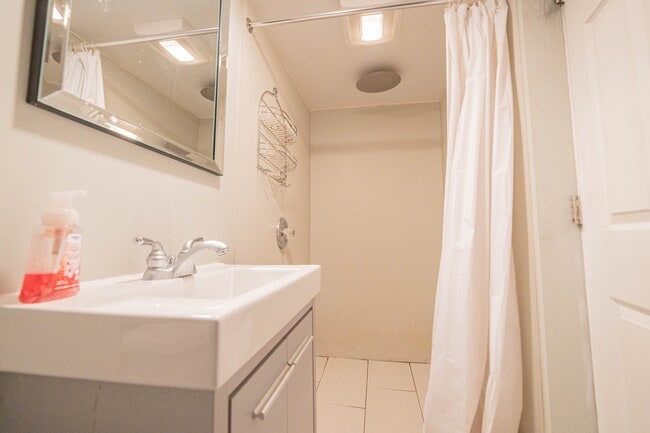 Building Photo - 371 Ambrose St