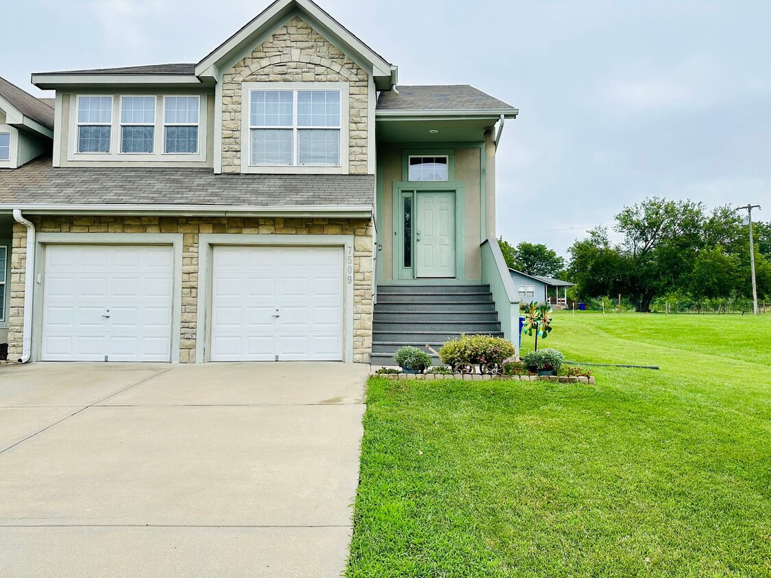 Primary Photo - {7509} Suttle Downs Three Bedroom + Two Ca...