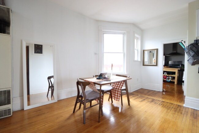 Building Photo - 1529 W 18th Pl