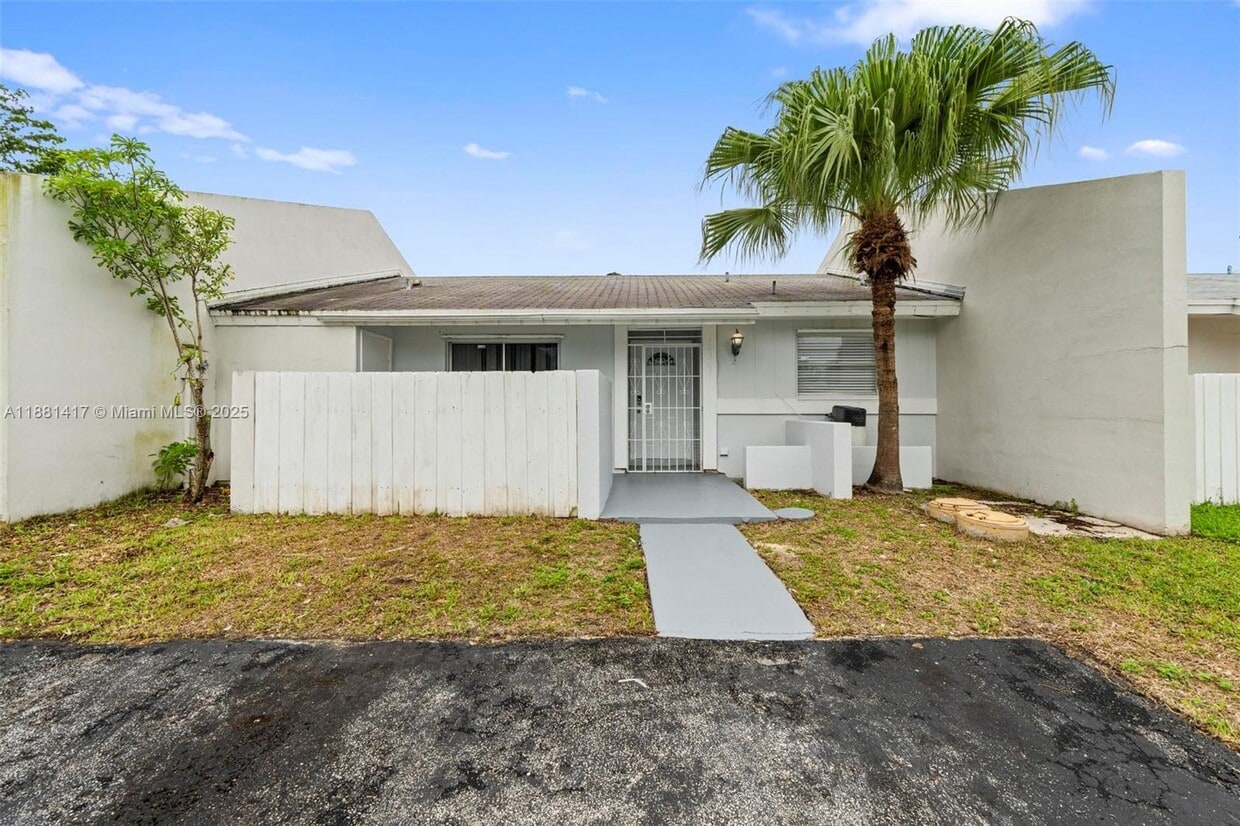 Primary Photo - 10387 SW 209th Ln