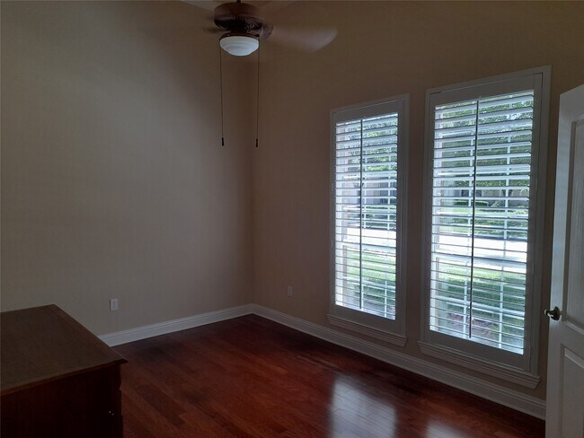 Foto del edificio - 1722 Parklake Village Dr
