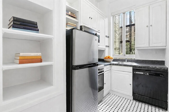 Building Photo - 331 W 19th St