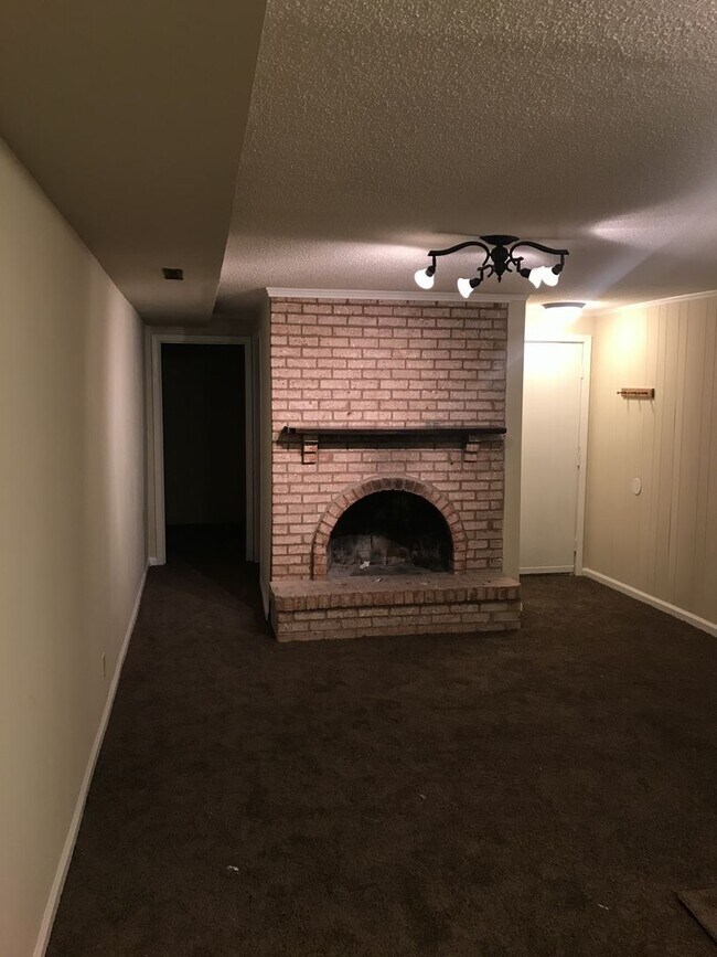 Foto del edificio - Stunning 3 Bedroom 2 Bathroom Home in Burn...