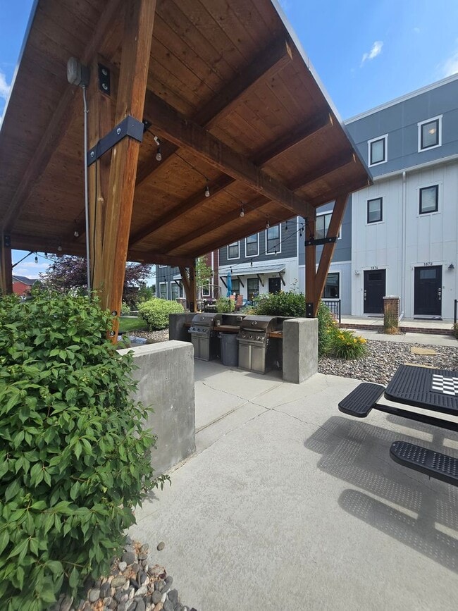 Building Photo - Beautiful 2 bed 1.5 bath townhome