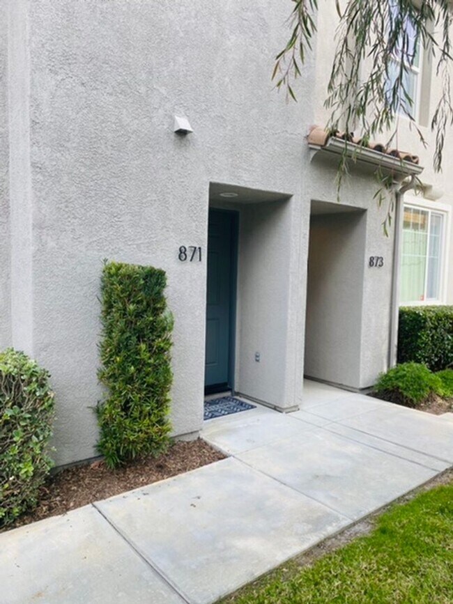 Building Photo - Discovery Hills End-Unit Condo