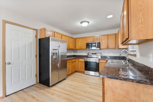 Building Photo - 5Bed/2.5 Bath House available