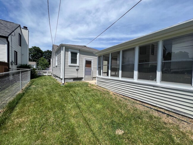 Building Photo - 725 Kingsley Dr