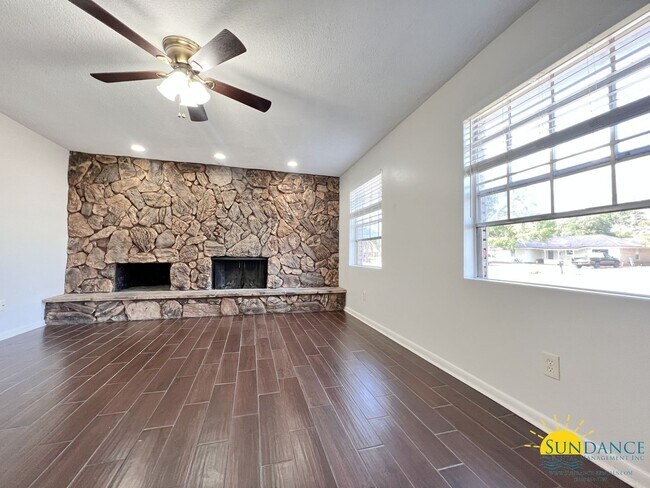 Building Photo - Open floorplan and centrally located in Fo...