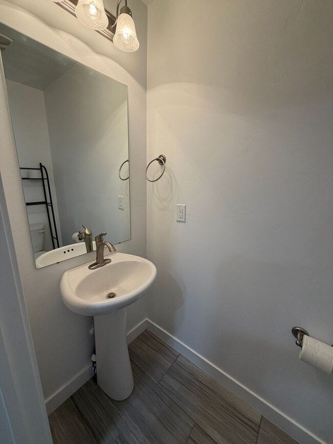 Building Photo - Well-Maintained Riverton Home with 2-Car Garage