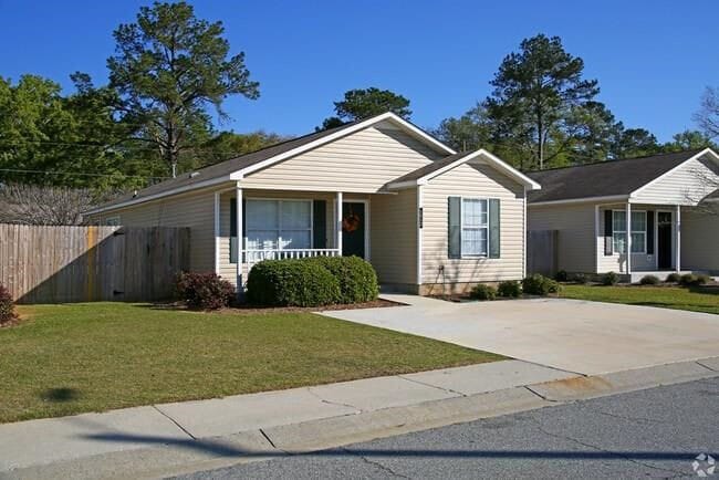 Foto del edificio - West Towne Cottages