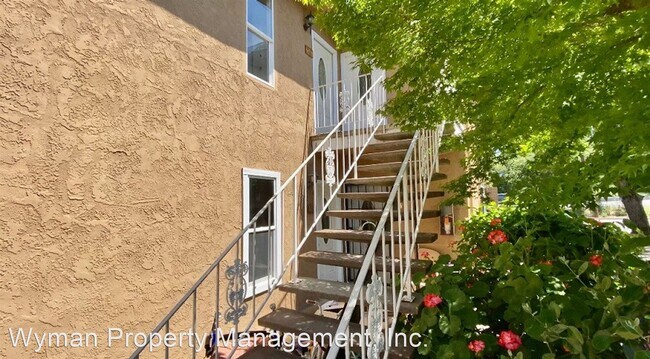 Building Photo - 651-657 S Freeway Dr
