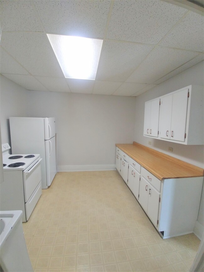 Building Photo - 28 E Railroad St