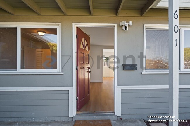 Building Photo - 601 Hiller St