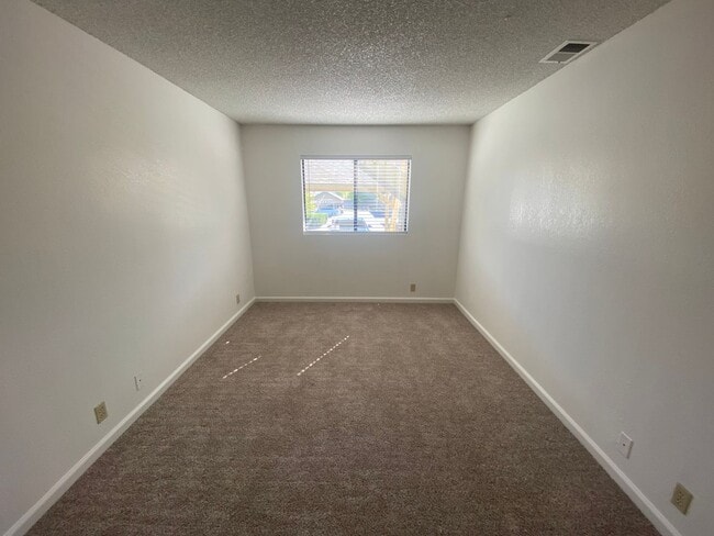 Building Photo - Remodeled 2 Bedroom Apartment - La Tierra Garden Apartements