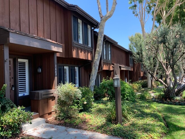 Quiet, tree lined street - 1669 Dalmatia Dr