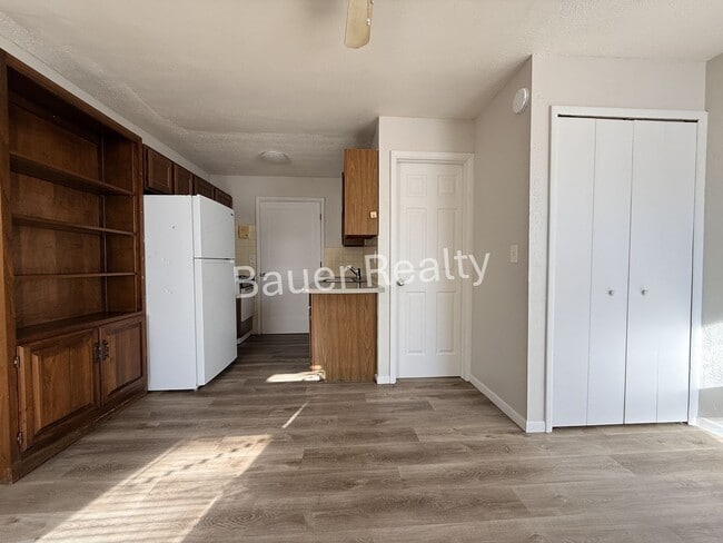 Building Photo - ab43 (Bauckman lease only)