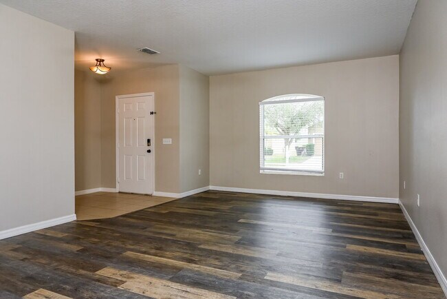 Building Photo - 6881 Glenbrook Dr