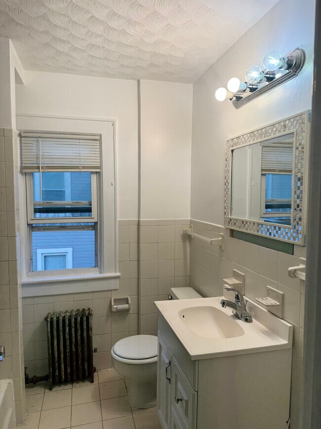 Baño - 836 W 6th St