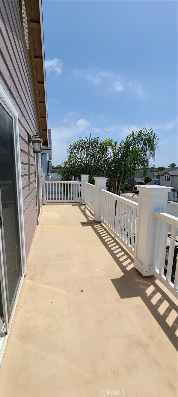 Building Photo - 709 Oceanhill Dr