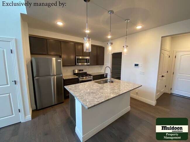 Building Photo - Nice townhome perfect for entertaining! Av...
