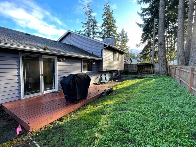 Building Photo - Lovely 3 Bedroom Home with Spacious Den! P...