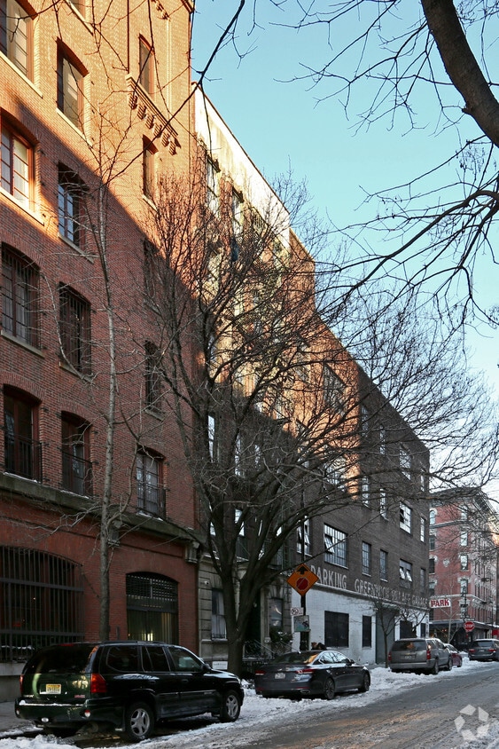 Building Photo - 129 Perry St