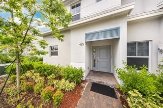 Building Photo - 425 NE 1st Ave