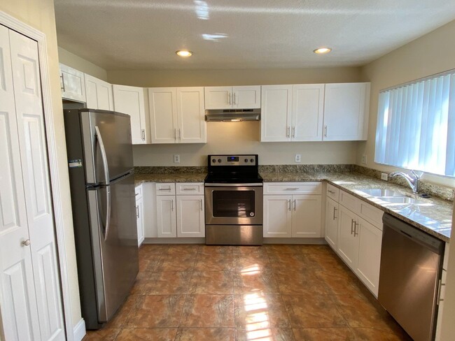Building Photo - Adorable 3 bedroom / 2.5 bath town home wi...