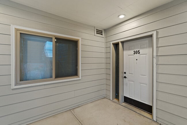 Building Photo - 355 W Waterside Dr