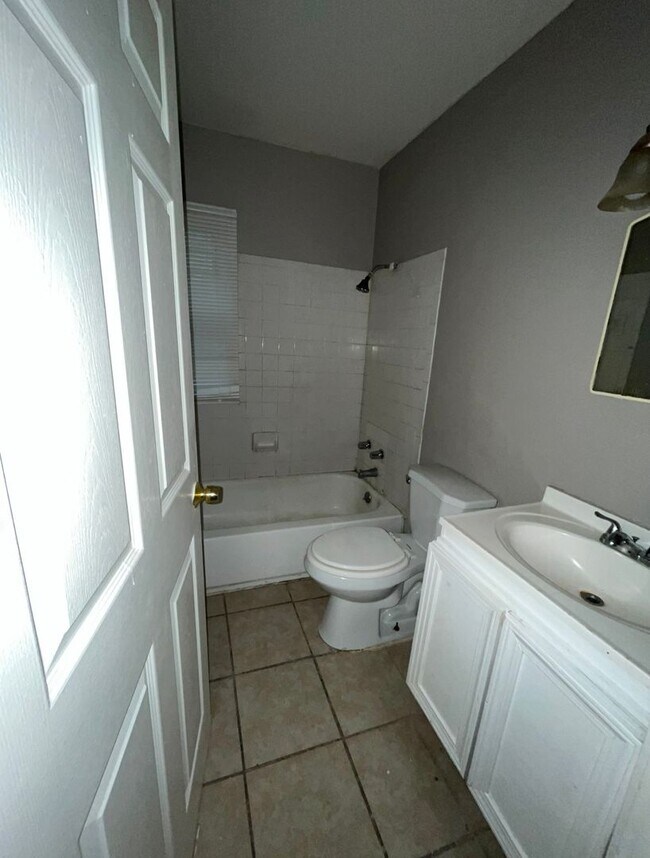 Foto del edificio - Renovated house in quite Neighborhood