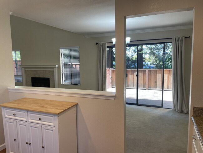 Foto del edificio - "Charming 3-Bedroom Townhouse with Spacious 1,725 Sq Ft Layout in Martinez, CA – Your Perfect Hom...