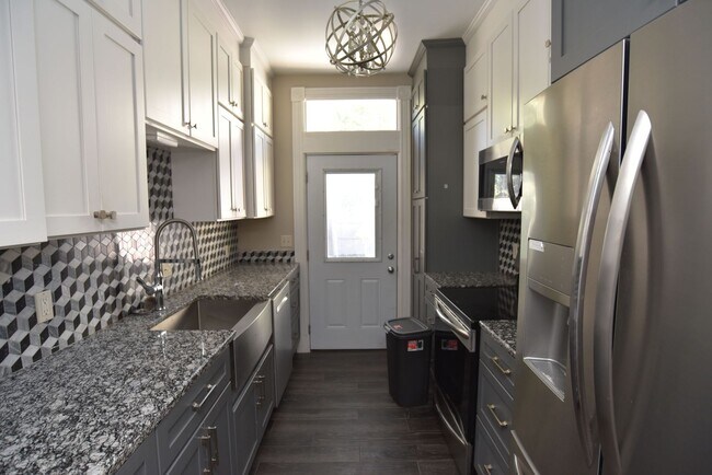 Foto del edificio - Historic Townhome !!