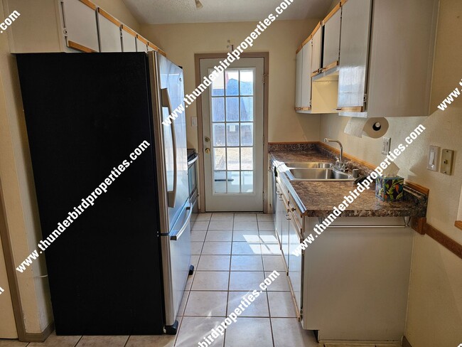 Building Photo - Great 2 bedroom with refrigerated air!!