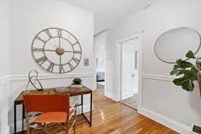 Foto del edificio - No Brokers Fee, Steps from the t Stop, The...