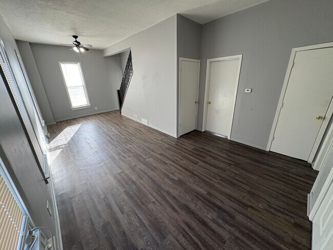 Foto del edificio - Lovely & Spacious 4-Bedroom Single-Family Home with Open Backyard