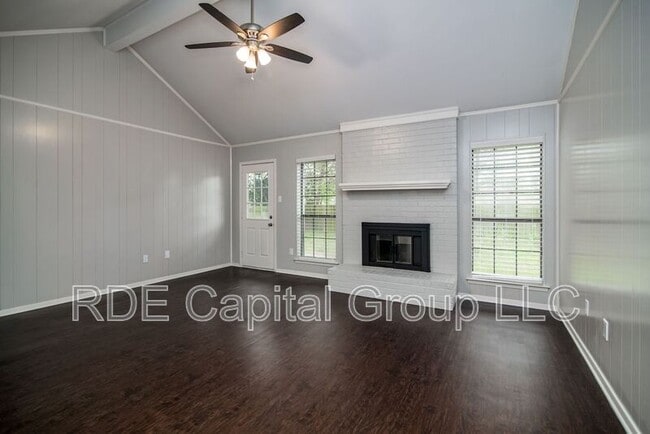 Building Photo - 709 Parkview Dr