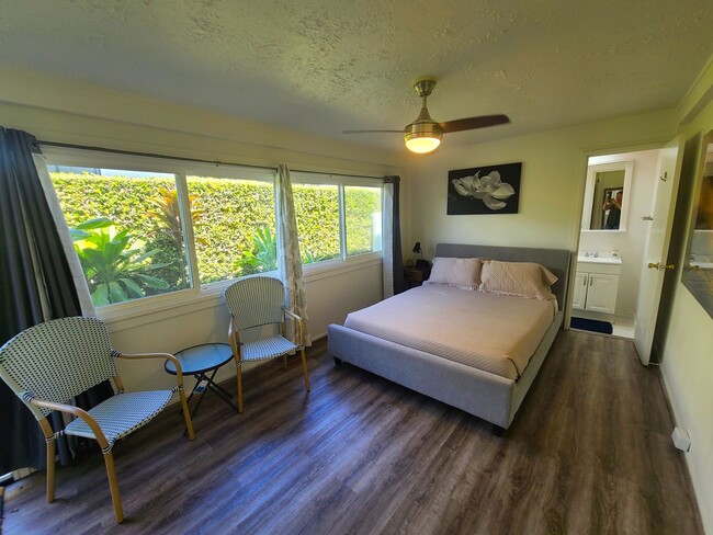 Building Photo - Extra large 1 bedroom, 10 minute walk to b...