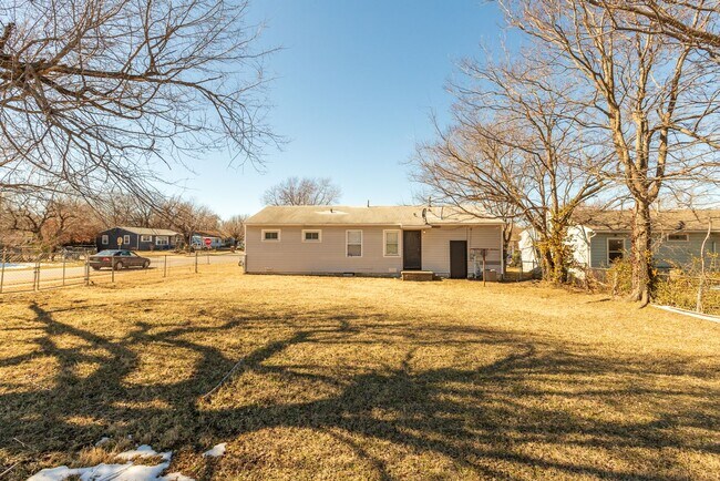 Foto del edificio - Updated Charmer! Available Now!!