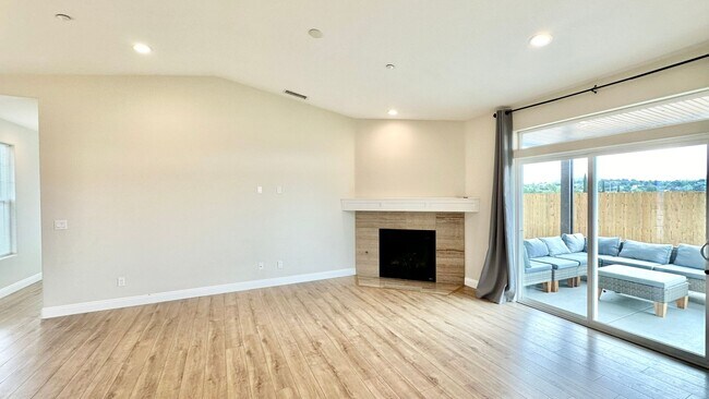 Building Photo - Beautiful Newer Single-Story Home, Fully F...