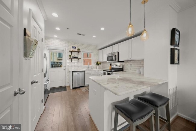 Building Photo - 1043 5th St SE