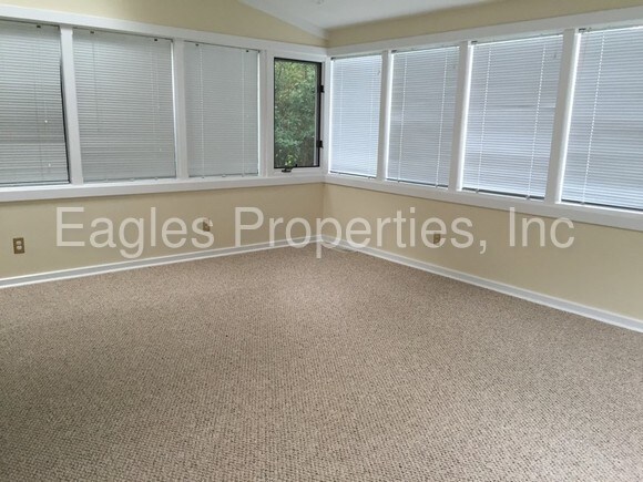 Building Photo - 207 Maplewood Dr