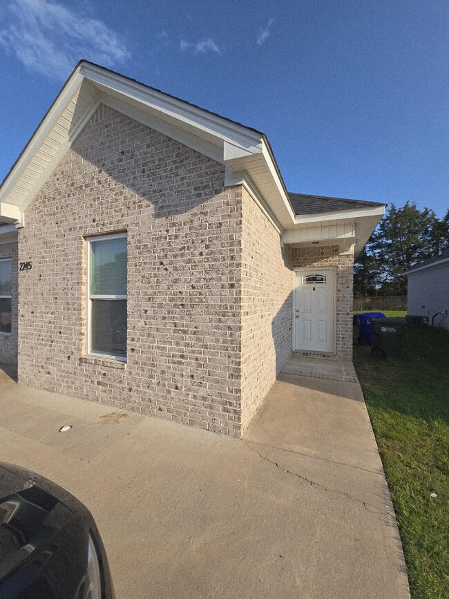 Building Photo - 2245 Rosemary Dr