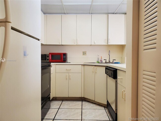 Foto del edificio - 800 SW 104th Ct