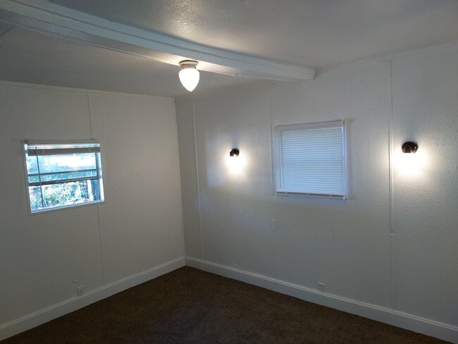 Foto del edificio - 826 Queens Dr