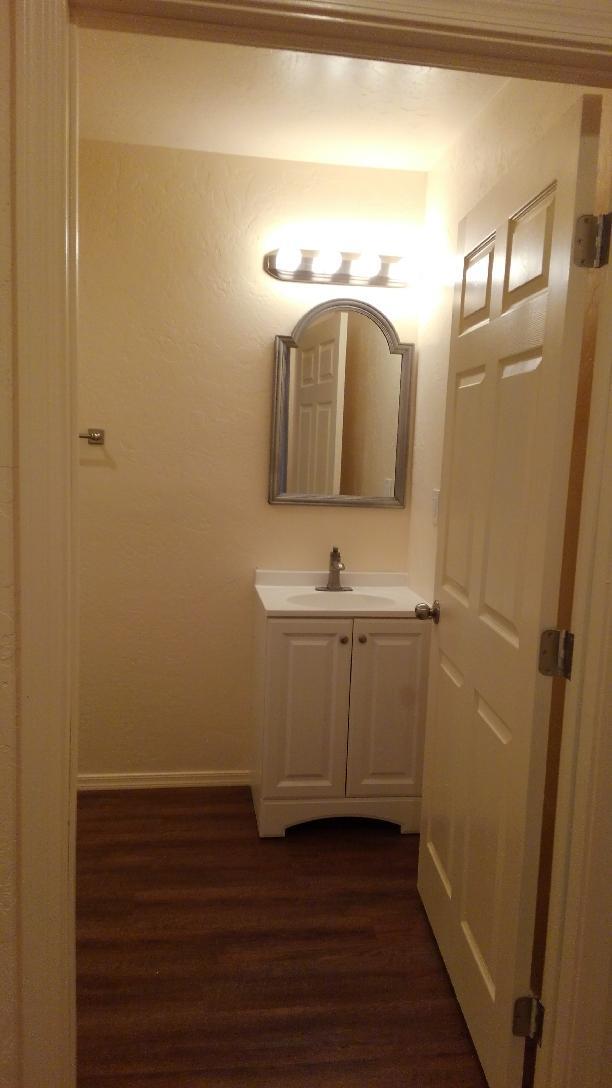 Building Photo - 115 E Hillview St