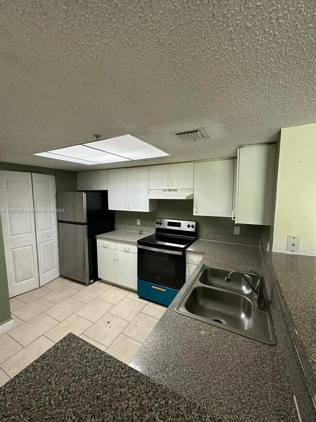 Foto del edificio - 5005 Wiles Rd